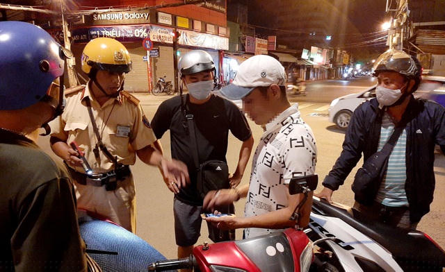 Tổ công tác 363 Công an quận Bình Thạnh kiểm tra thanh niên có biểu hiện ngáo đá khi tham gia giao thông