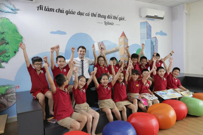 Trường mầm non Vinschool sắp khai trương vào tháng 9 càng khiến nhiều gia đình đẩy nhanh tiến độ mua biệt thự Long Cảnh để dọn về ở ngay.