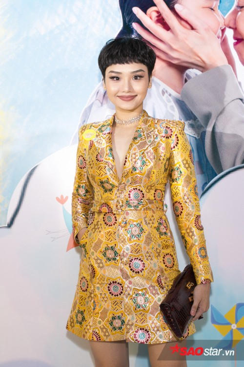 Miu Lê diện trang phục đơn giản nhưng sang chảnh, toát lên khí chất của mình. Trong Nắng 2, cô nàng đảm nhận vai “tiểu thư quái xế” như được “đo ni đóng giày” cho tính cách nghịch ngợm của mình.