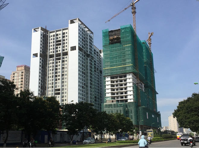 Dự án này đang bị đình chỉ thi công. (Tòa nhà bên trái, màu trắng)