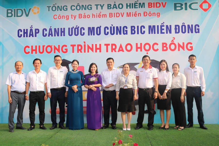 Các thành viên nhà tài trợ chụp ảnh kỷ niệm với Trường THCS Ngô Gia Tự.