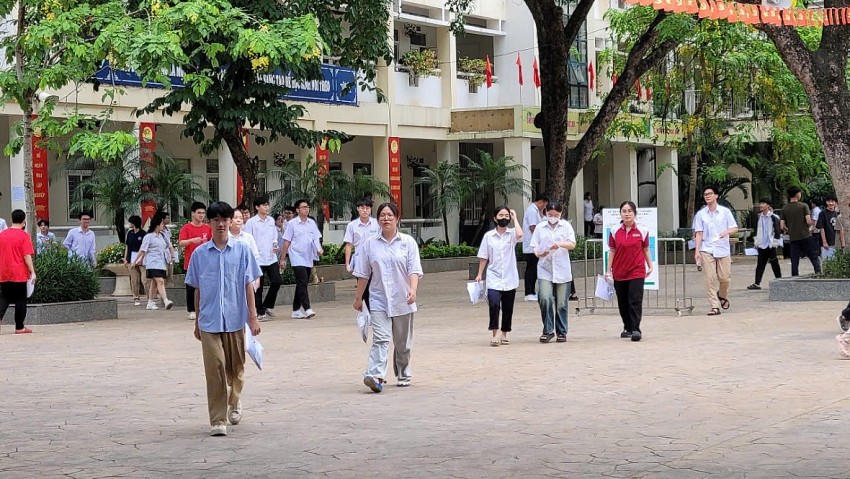 Thí sinh hoàn thành môn thi Toán và rời khỏi phòng thi.