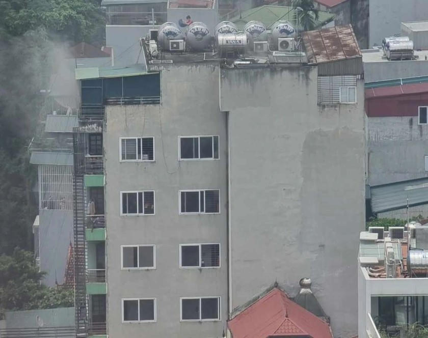 Vụ cháy xảy ra tại tầng 8 của tòa chung cư mini. (Ảnh: Hoàng Tuấn).