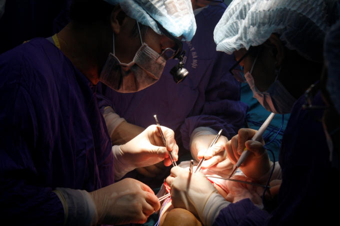 TS-BS Nguyễn Ro&atilde;n Tuất đang thực hiện một ca vi phẫu thuật&hellip;&nbsp;