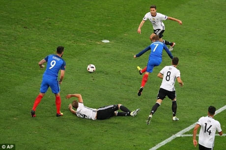 Griezmann có một tình huống dứt điểm về phía khung thành thủ môn Neuer.