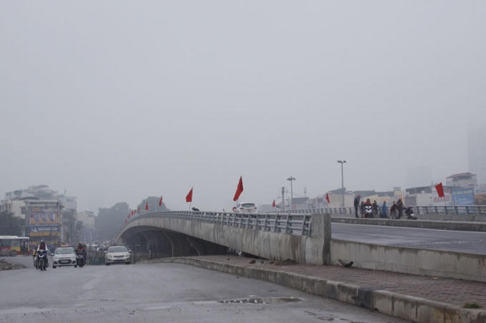 Đoạn cầu vượt giao nhau tại v&ograve;ng xuyến Cầu &nbsp;Giấy. Hướng đi Bưởi &ndash; đương L&aacute;ng. Dự kiến đến 17/1 sẽ th&ocirc;ng xe kỹ thuật để c&aacute;c phương tiện lưu th&ocirc;ng tr&aacute;nh &ugrave;n tắC.