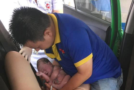 Trong trường hợp hi hữu người chồng đã sánh vai bà đỡ để giúp vợ mình vượt cạn ngay trên taxi.