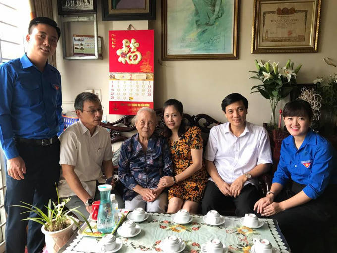 Tuổi trẻ quận cùng với lãnh đạo quận Ba Đình tặng quà, thăm hỏi mẹ VNAH Doãn Ngọc Trâm, mẹ liệt sĩ bác sĩ Đặng Thùy Trâm.