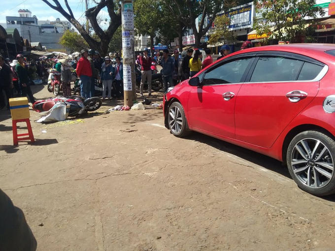 Nhiều người dân đi chợ đứng lại xem. Ảnh: FB Nguyễn Thanh Bình