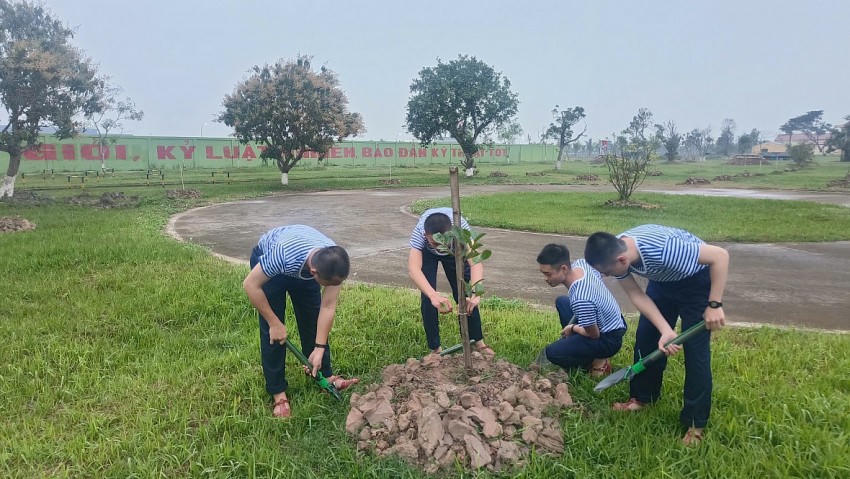 Chiến sĩ trồng hoa, góp phần xây dựng cảnh quan môi trường xanh – sạch – đẹp.