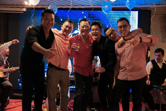 Mặc dù kẹt show không đến mừng sinh nhật, nhưng bất ngờ khi phát clip chúc mừng nhưng những người bạn thân và gia đình đã âm thầm tổ chức và tạo bất ngờ cho anh.
