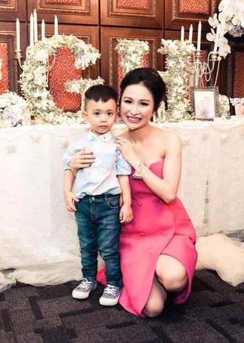 Mặc dù đã là mẹ hai con nhưng Mina vẫn quyến rũ và trẻ trung không thua kém các hot girl.