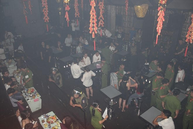 Công an kiểm tra quán bar. (Ảnh: báo Công an nhân dân)