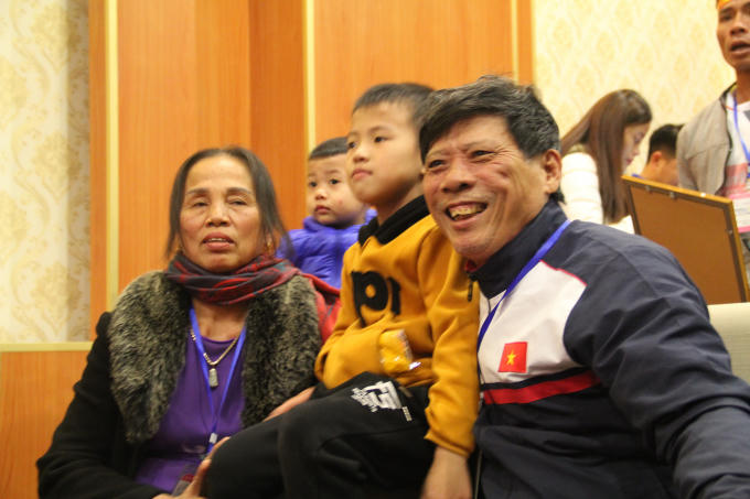 Người thân chờ đón các em tại sân bay.