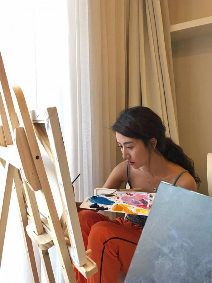 Không chỉ xinh đẹp, Quỳnh Anh Shyn còn rất khéo tay trổ tài vẽ tranh.
