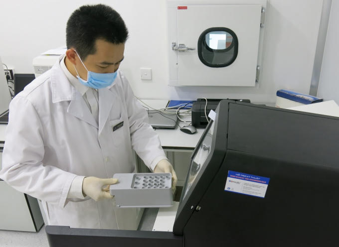 Chuyên viên Viện công nghệ gen Vinmec thực hiện giải trình tự ADN ty thể  trên máy giải trình tự gen thế hệ mới Miseq.