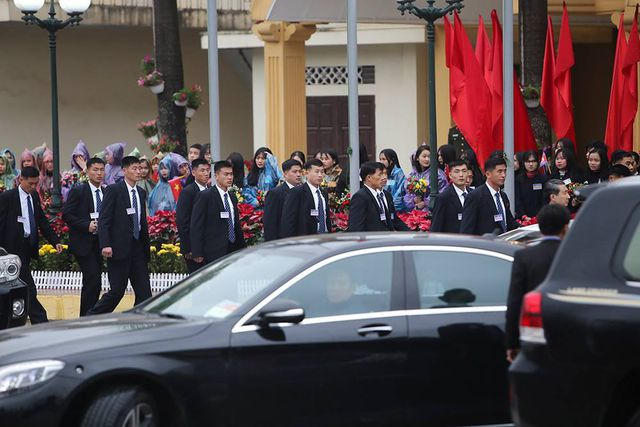 Hình ảnh đoàn an ninh Triều Tiên tại cửa ga Đồng Đăng