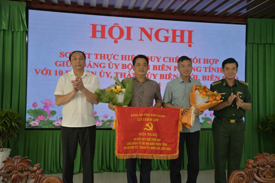 Lãnh đạo Thành ủy TP. Hà Tiên, trao cờ luân lưu chủ trì phối hợp hoạt động năm 2025 cho lãnh đạo Thành ủy TP Phú Quốc.