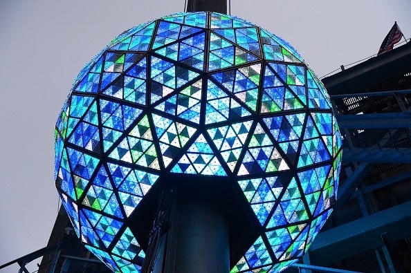 Như thông lệ, quả cầu ánh sáng đang được lắp đặt và thử nghiệm nhằm đảm bảo nó hoàn thành tốt nhiệm vụ đếm ngược trong dịp năm mới 2016. Người ta sẽ nhấn nút để quả cầu khổng lồ trượt xuống từ đỉnh cột thẳng đứng. Khi nó chạm xuống điểm thấp nhất cũng là thời điểm chuyển giao năm cũ và năm mới.