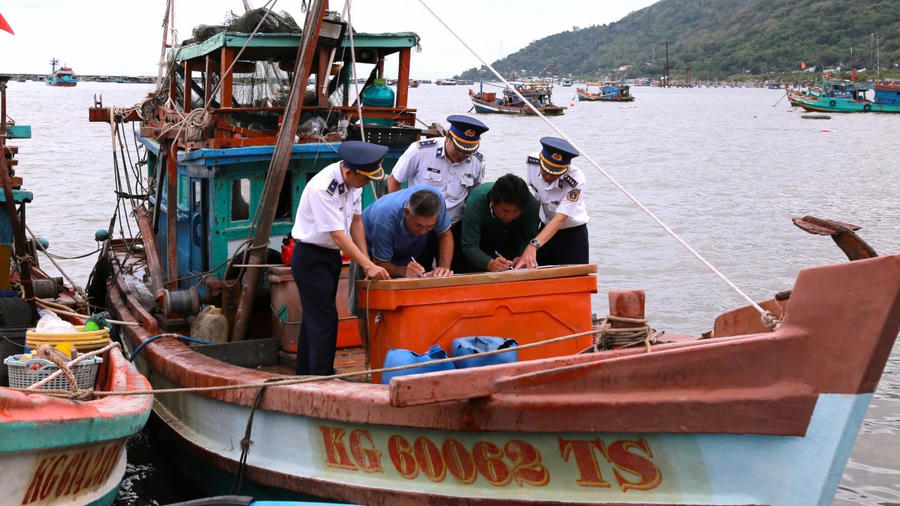 Các thuyền trưởng tàu cá ký cam kết không vi phạm khai thác IUU tại cảng cá trên địa bàn xã Hòn Tre, huyện Kiên Hải, tỉnh Kiên Giang.