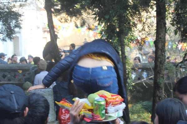 Linh thiêng còn đâu khi còn những hình ảnh như thế này. Ảnh: Du Nghĩa.