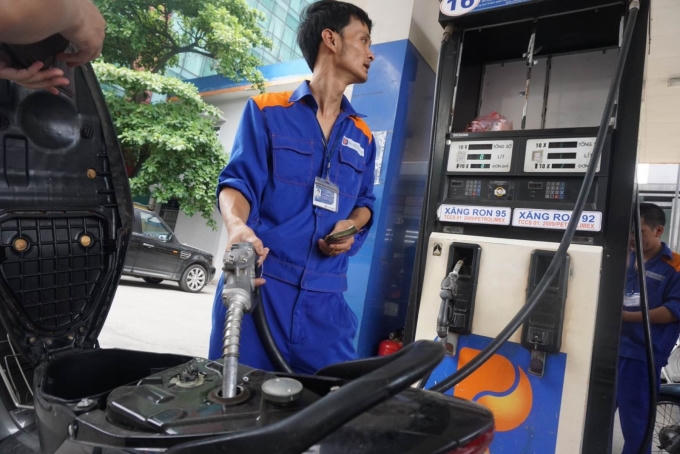 Giá xăng chính thức giảm 373 đồng/lít từ 15h chiều nay ngày 4/1 (Ảnh internet)