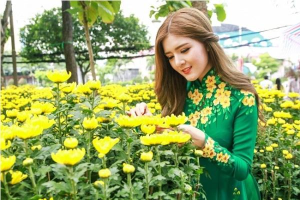Lily Luta xinh đẹp duyên dáng trong tà áo dài truyền thống. Ảnh: internet.