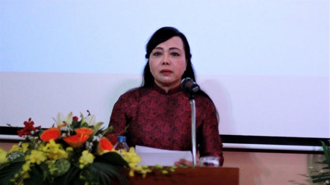 Bộ trưởng Bộ Y tế Nguyễn Thị Kim Tiến trao đổi tại lễ kỷ niệm GS Hoàng Đình Cầu sáng 30/3. Ảnh: Lê Văn