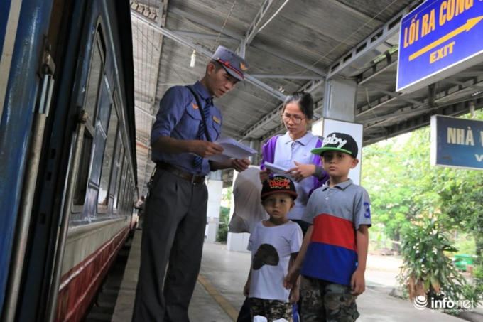 Tương tự, chồng chị Thủy cũng phải l&agrave;m việc đến hết ng&agrave;y mồng 1 tết mới được nghỉ, n&ecirc;n ba mẹ con chị phải về qu&ecirc; trước&hellip;