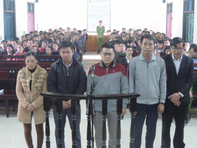 Rất đông người dân đến tham dự phiên tòa.