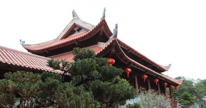 Phần mái được vuốt cong với nhà 5 gian, 2 chái.