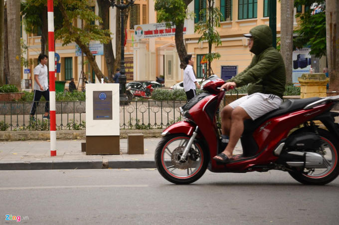 Một trụ nước được lắp đặt ở khu vực ngã từ Quang Trung và Tràng Thi, Hà Nội. Trụ nước này đặt ngay cạnh một vườn hoa, xung quanh có nhiều trường học. Một số em học sinh cũng rất thích thú với trụ nước miễn phí này và hay lấy nước ở đây uống sau khi học về.