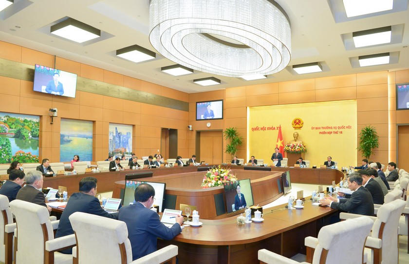 Quang cảnh Phiên họp thứ 18.