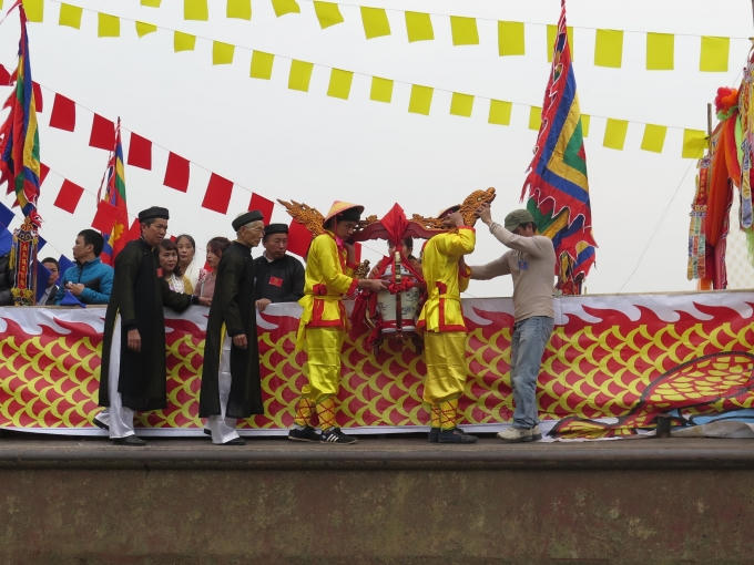 Được biết, tục rước nước đã tồn tại hàng trăm năm ở đây. Nó không chỉ là tập tục của cư dân nông nghiệp mà tại lễ hội này nó còn thể hiện sự nhắc nhở mọi người “Uống nước nhớ nguồn”; đồng thời cũng là biểu lộ sự tri ân với nghề đánh cá xưa của họ Trần, bởi tổ tiên nhà Trần trước đây sống bằng nghề sông nước. Ảnh: Nam Hồng.