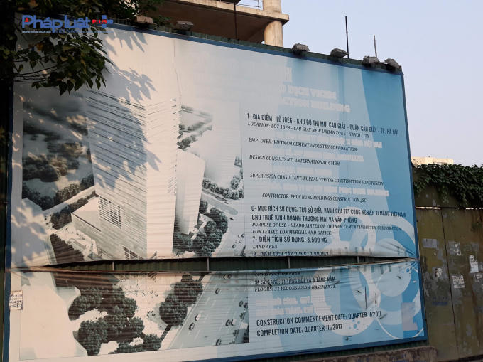Bảng thông tin dự án đã cũ kĩ.