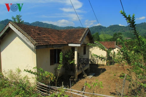 Dãy nhà tái định cư bị bỏ hoang ở làng Vương.