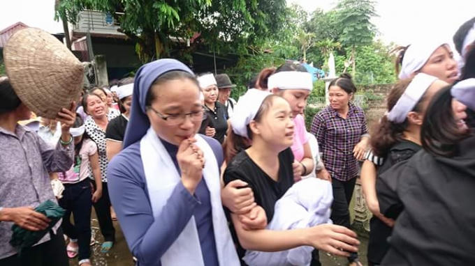 ...của người thân và bà con hàng xóm.