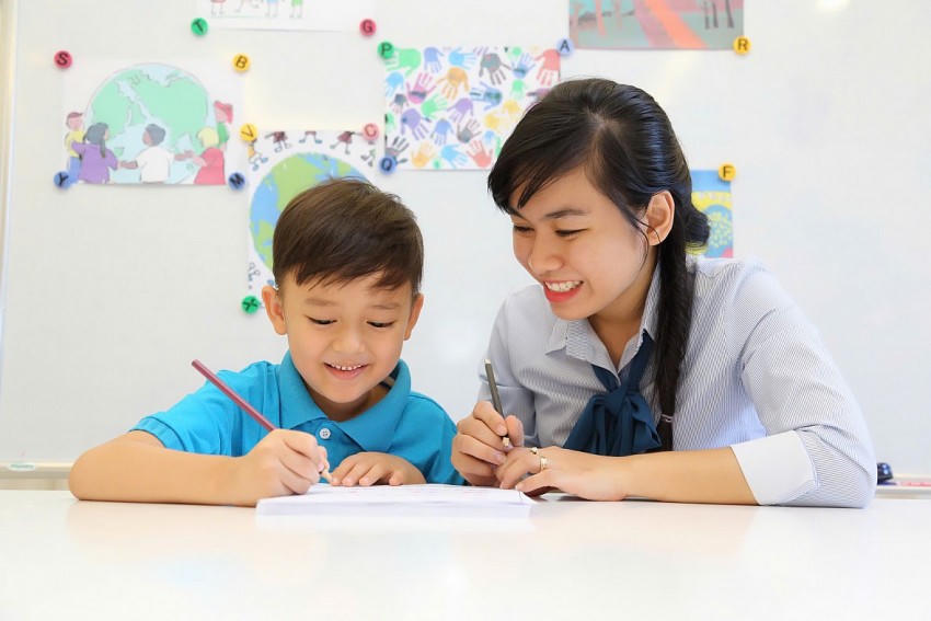Giáo viên rèn chữ đẹp, dạy kỹ năng cho học sinh tiền tiểu học (Ảnh: minh họa)