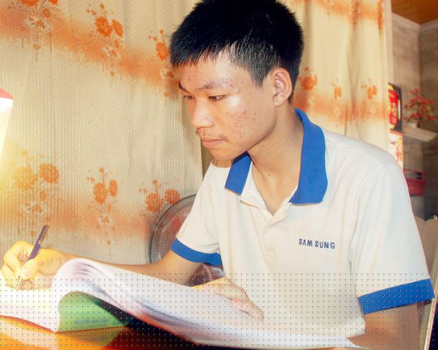 Mặc dù biết điểm cao nhưng Lương vẫn miệt mài bên bàn học để tích lũy thêm kiến thức tự tin bước vào giảng đường Đại học.