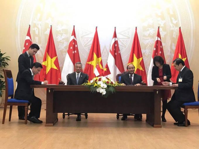 Lễ ký kết có sự chứng kiến của Thủ tướng Nguyễn Xuân Phúc và Thủ tướng Singapore Lý Hiển Long.