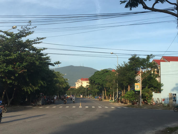 Đà Nẵng bố trí vạch sơn gờ giảm tốc độ trước các nút đèn tín hiệu giao thông. (Ảnh minh hoạ).