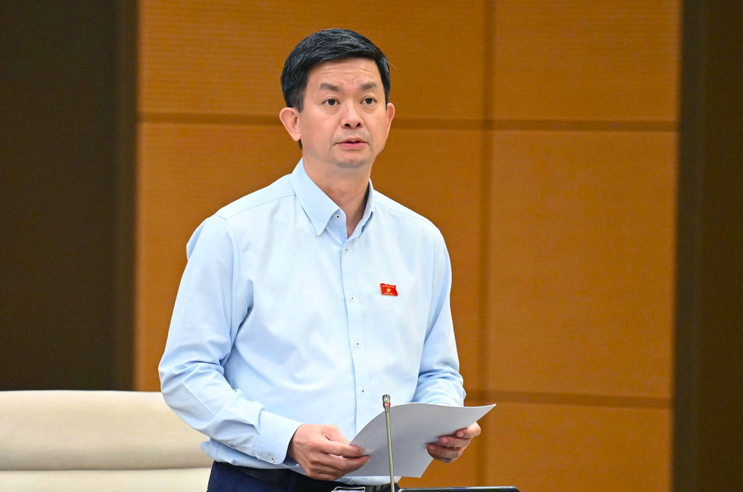 Chủ nhiệm Văn phòng Quốc hội Lê Quang Tùng trình bày báo cáo dự kiến chương trình kỳ họp thứ 10. Ảnh: Media Quốc hội