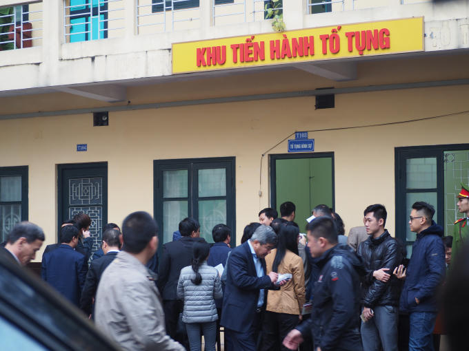 11h43: Hội đồng xét xử thông báo nghỉ trưa dù Viện Kiểm sát chưa đọc xong cáo trạng và chiều nay sẽ làm việc từ 13h30 đến 18h.