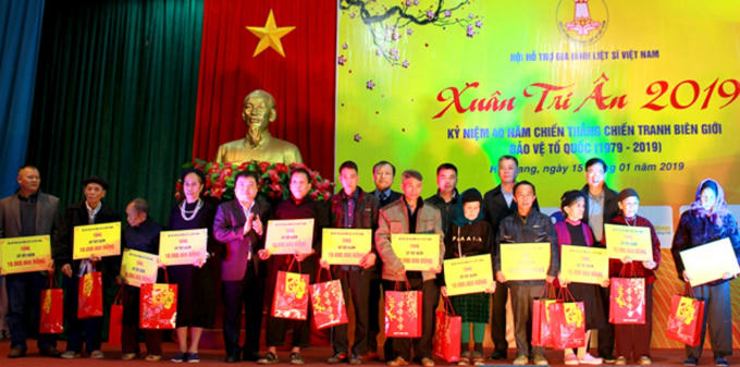 Tập đoàn VNPT tài trợ 100 triệu đồng để trao tặng 20 sổ tiết kiệm cho các gia đình Liệt sỹ có hoàn cảnh khó khăn tại Hà Giang nhân chương trình Xuân tri ân 2019