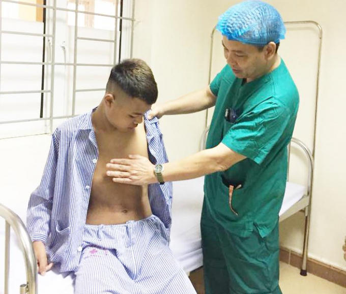 i Bác sĩ thăm khám cho bệnh nhân T. trước khi phẫu thuật. Ảnh: BVCC