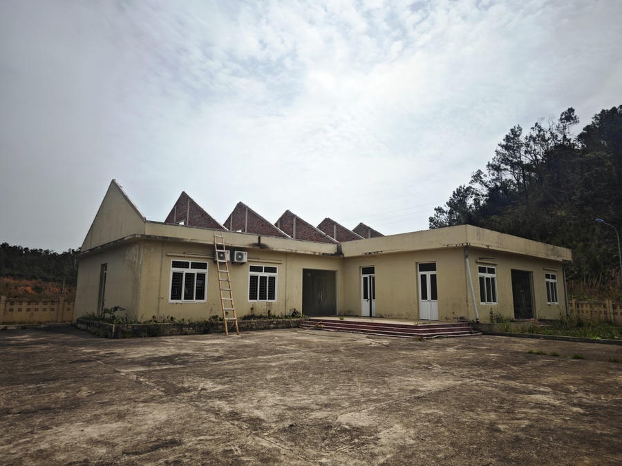 Khu nhà điều hành dự án bị bão cuốn mất toàn bộ mái tôn nhưng chưa có kinh phí để sửa chữa, theo một nhân viên của Trung tâm khuyến nông Quảng Ninh, nếu có mưa thì bên trong nhà sẽ bị ướt hết.