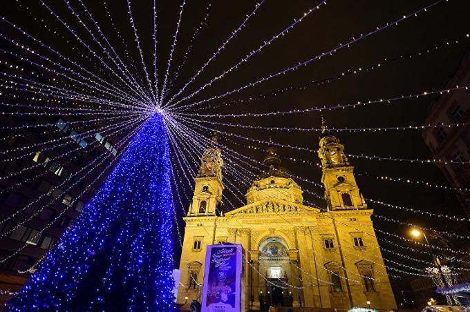 Một cây thông lung linh ánh sáng gần nhà thời Stephen ở Budapest (Hungary). (Ảnh: AFP)