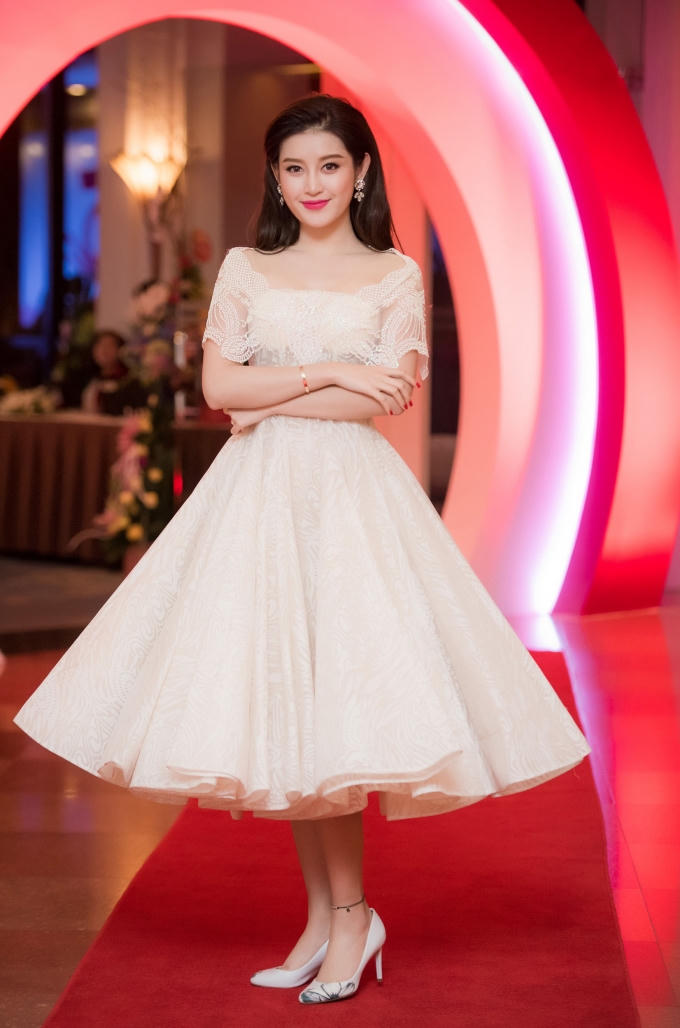 Á hậu Trần Huyền My tươi trẻ trong bộ đầm xòe