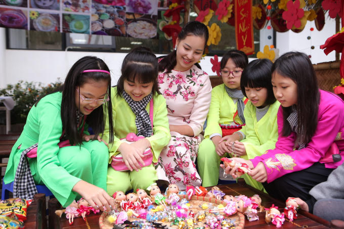 Tạo nên sự nhộn nhịp của Hội Xuân là các gian hàng mái lá Bắc - Trung - Nam… do phụ huynh và học sinh cùng triển khai. Khung cảnh mua bán tấp nập đã khiến các em cảm nhận được hương vị chợ Tết truyền thống của dân tộc.