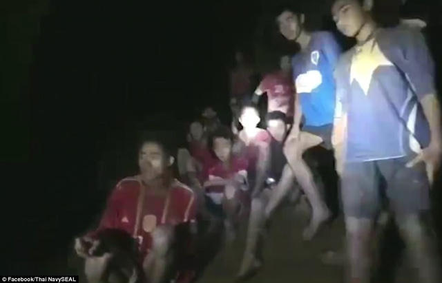 Lực lượng SEAL đã đăng tải đoạn video dài 5 phút ghi lại khoảnh khắc họ tìm thấy đội bóng. Trong video, các cầu thủ nhí được nhìn thấy đang ngồi yên lặng, chân duỗi về phía trước và rồi mỉm cười hạnh phúc khi nhận thấy đã được giải cứu.